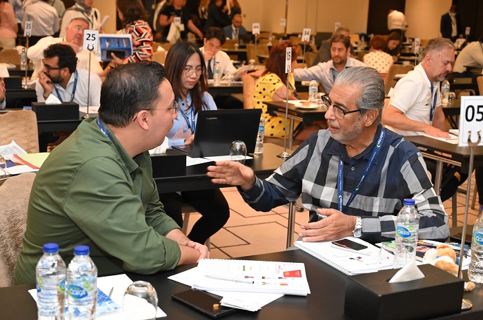 Two forwarders networking at Globalink meeting